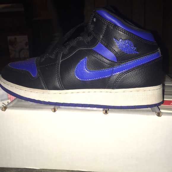 I'm selling a pear of Jordan 1s Mids